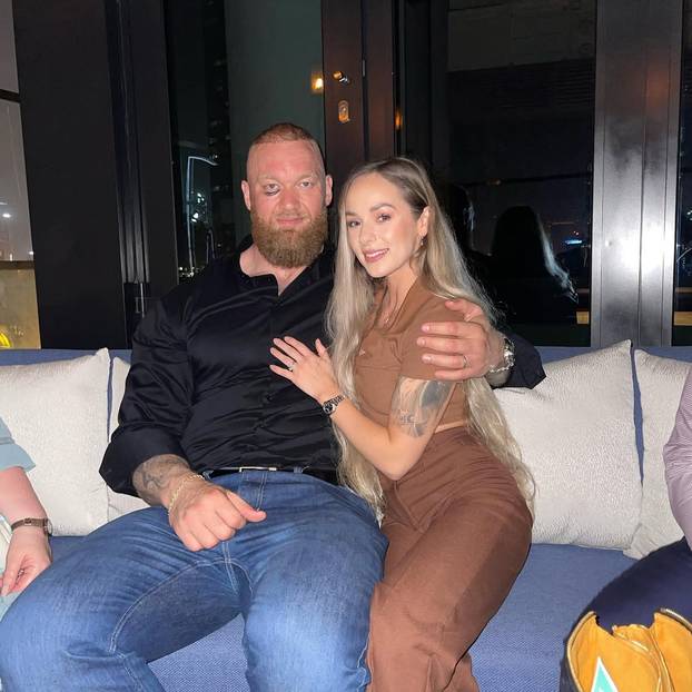 FOTO Najjači čovjek na svijetu ima 206 cm, a ljubi konobaricu od 157 cm. Tragedija ih zbližila...