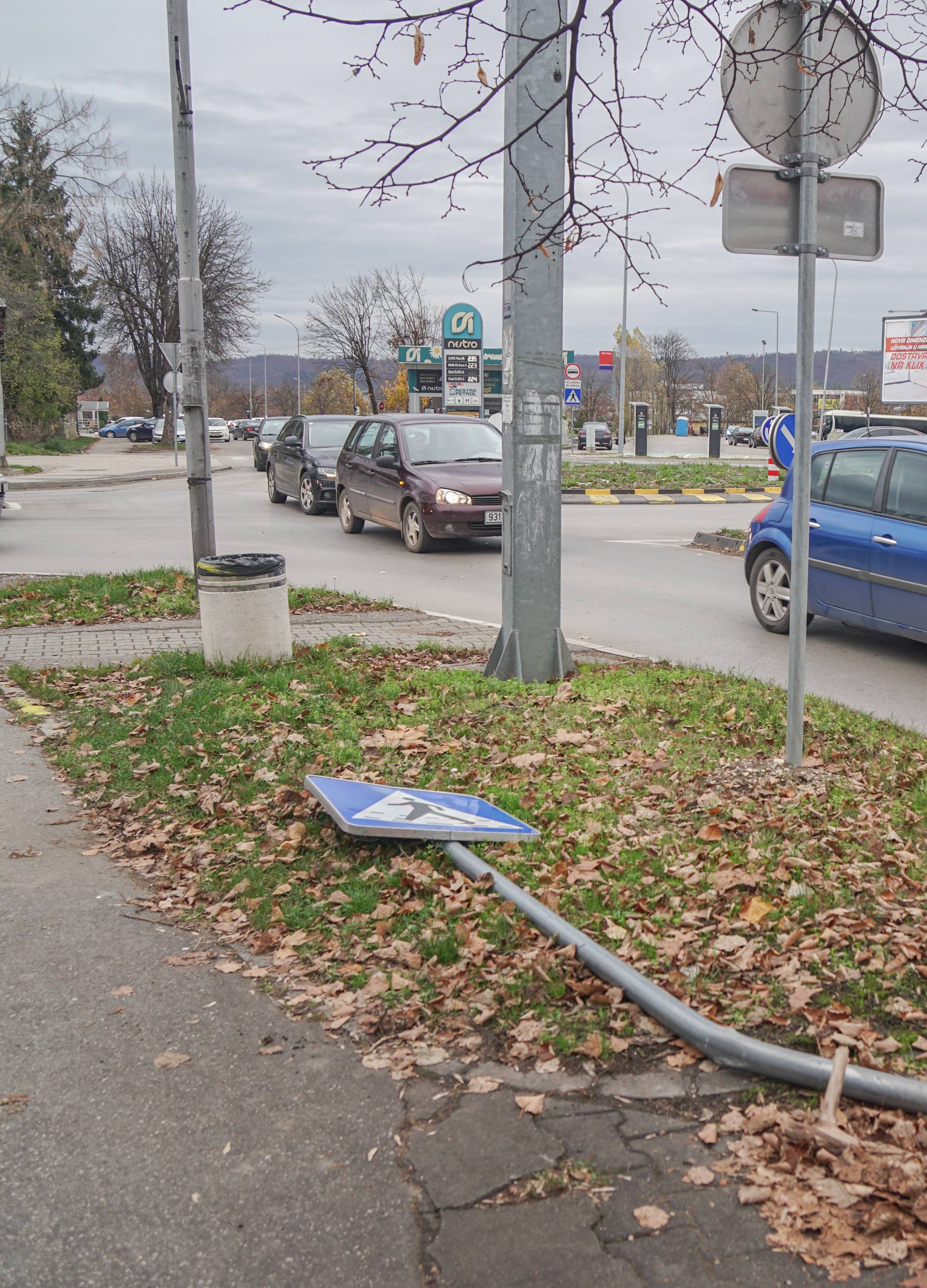 Zaglavila joj štikla, pritisnula gas pa autom uletjela u izlog