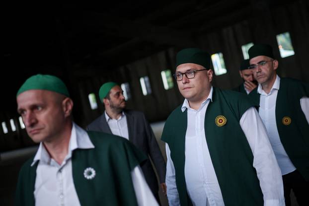 Potočari: Tabuti izneseni u mezarje Memorijalnog centra, te su pripremljeni za sutrašnji masovni ukop