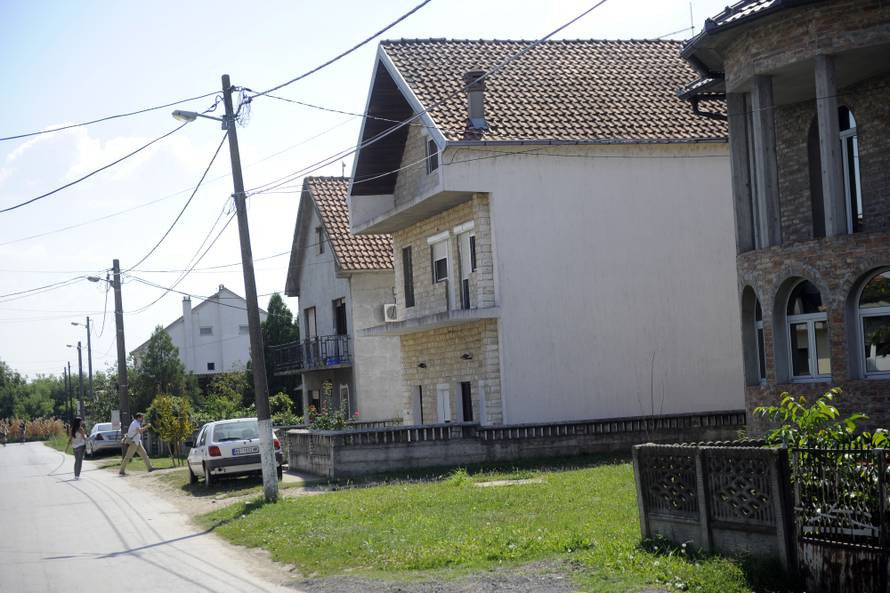 "Čedo je invalid od 50 kg koji sam  ne može niti gaće obući..."