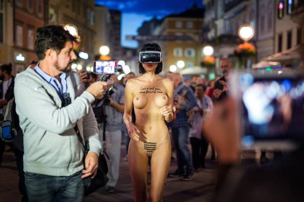 Rijeka: Performerica Milo Moire gola predvodila  okupljenu publiku do nove zgrade MMSU