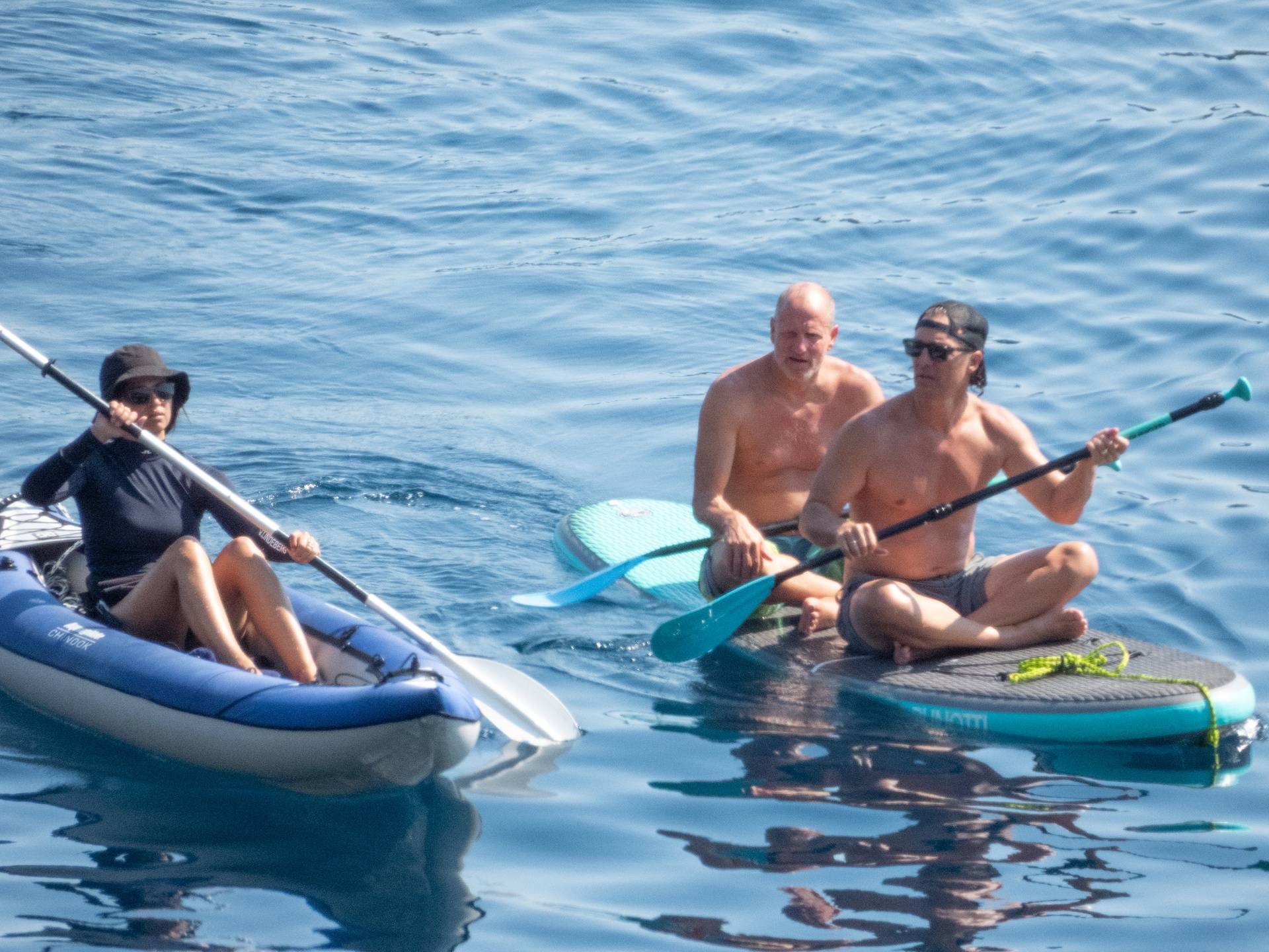 Glumci Woody Harrelson i Matthew McConaughey veslaju u moru pred Dubrovnikom