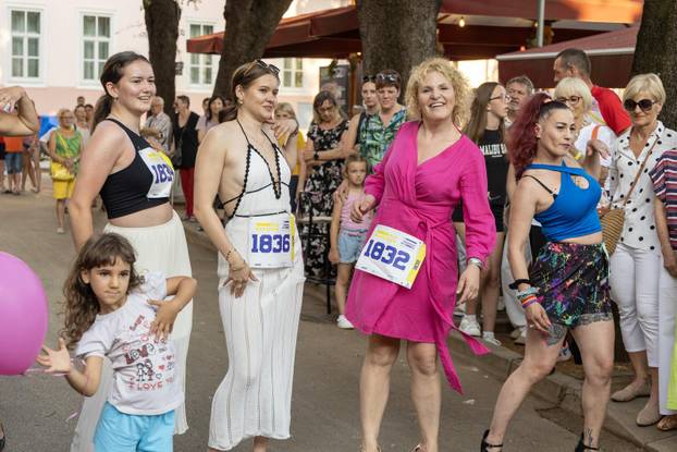 U Puli na Danteovom trgu održana zabavna utrka u štiklama