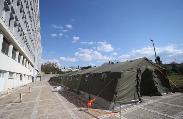 Split: Ispred bolnice Križine postavljeni šatori za bolničko osoblje koje ce raditi s oboljeima
