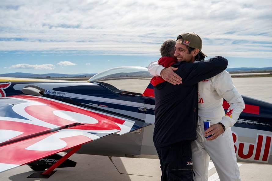 FOTO/VIDEO Sletio na jureći vlak.  Pripremao se uz Rimac Nevere: Nikad prije napravljeno
