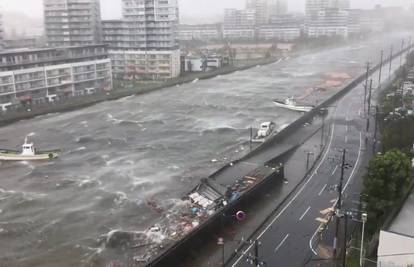 Snažan tajfun poharao Japan: Poginulo najmanje šestero ljudi