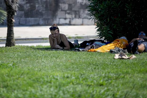 Turisti uživaju u sunčanom danu u Zadru