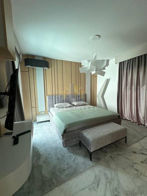 FOTO Luksuzni spektakl! Što mislite koliko stoji ova vila prvi red do mora u Novigradu?