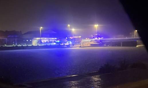 FOTO Prve fotografije s mjesta nesreće: Autom probili ogradu i završili u rijeci. Troje je mrtvih