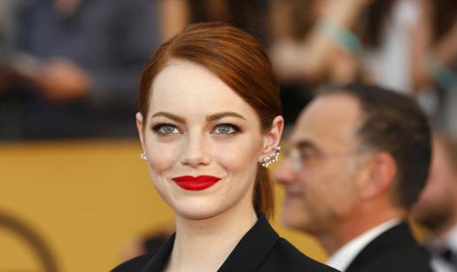 Emma Stone za crveni tepih bira super kombinacije s hlačama