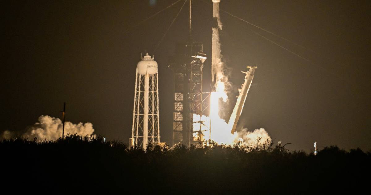 The American and Japanese lunar probe launched by SpaceX from Florida will explore the moon