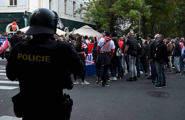 Prag: Hrvatski navijači u korteu idu do stadiona