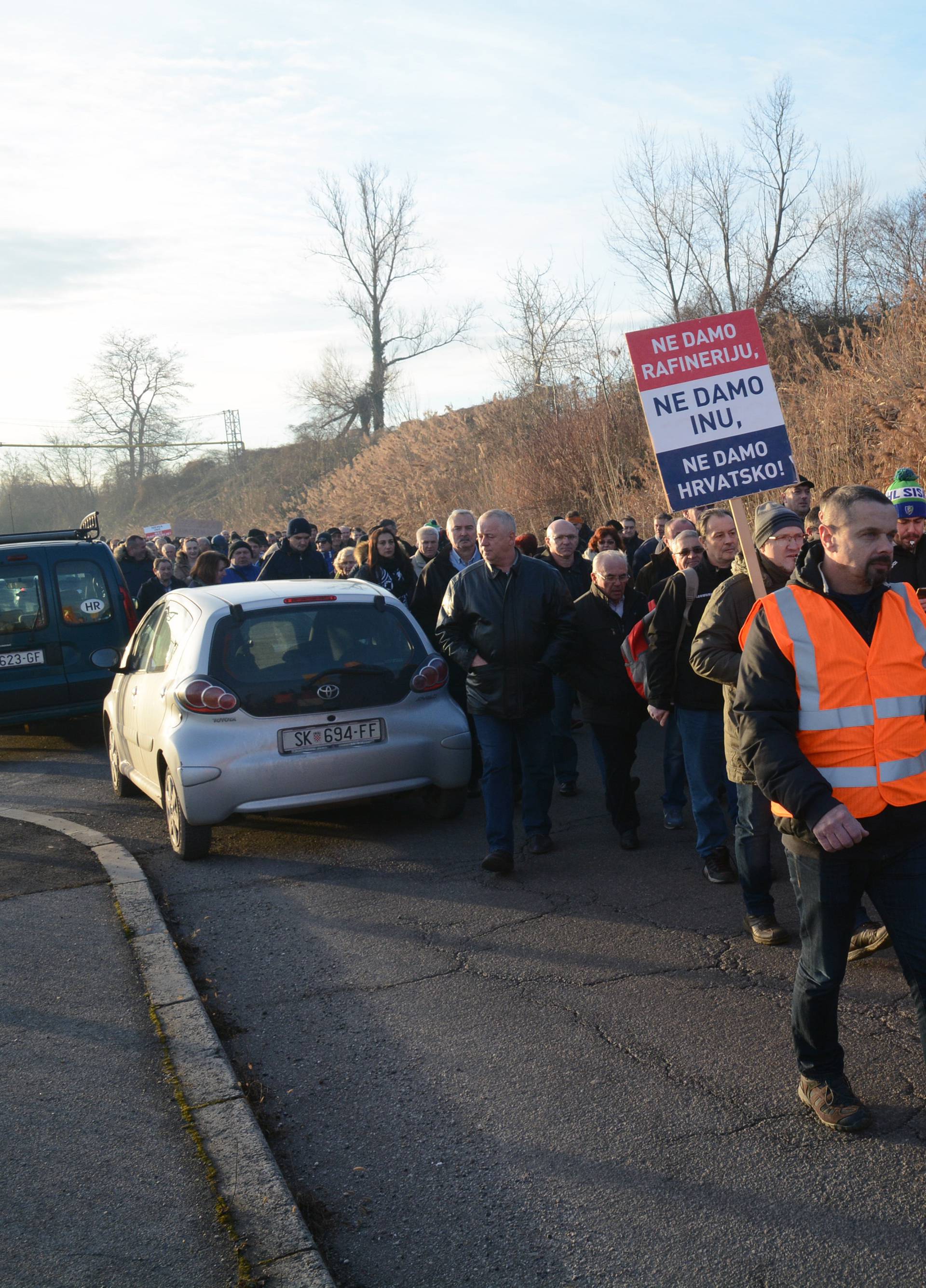 Radnici Rafinerije nafte Sisak prosvjeduju zbog zatvaranja tvrtke