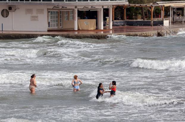 Uživanje na Bačvicama uz valove