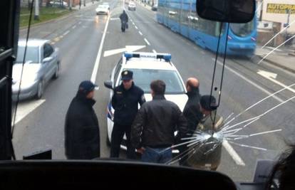 Izletio pred bus, razbio stakla, udario policajca i pljunuo ga