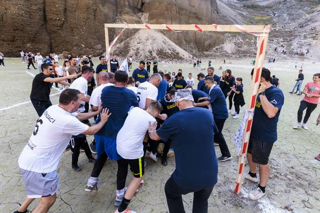 Imotski: Nogometna utakmica na dnu isušenog Modrog jezera između Vukodlaka i Vilenjaka