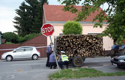 Sin prikolicom pregazio majku koja je pala silazeći s traktora