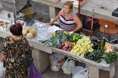 Bogata ponuda svježeg voća i povrća na šibenskoj tržnici