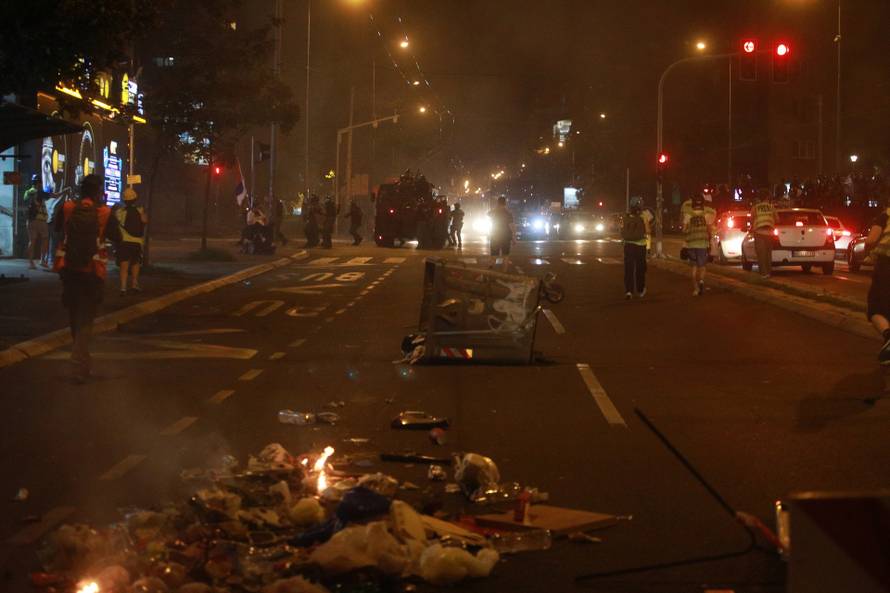 Beograd: Novi prosvjed na beogradskim ulicama, okupljeni su bacali kamenje i pirotehnička sredstva