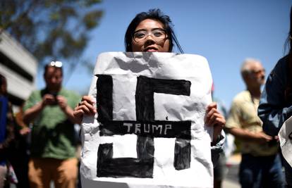 Novi prosvjedi protiv Trumpa, neki su gađali policiju jajima