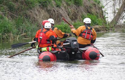 Skočio u jezero, zaplivao i više se nije pojavio: Traži ga i HGSS