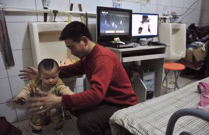 Kinez unajmio javni zahod koji je pretvorio u dom za obitelj