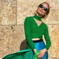 Plava i zelena u simbiozi: Meka fluidna suknja na kratku vestu