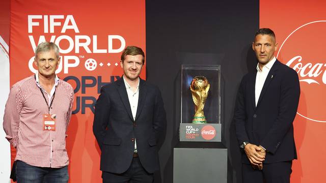 Split:  Robert Jarni i Marco Matterazzi predstavili su pehar za naslov svjetskog nogometnog prvaka