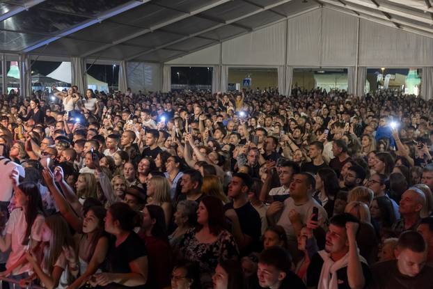 Vinkovci: Koncert Maje Šuput na 60. Vinkovačkim jesenima