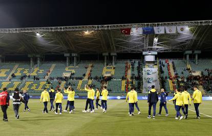 VIDEO Cirkus u Turskoj: Fener je krenuo s juniorima pa nakon jedne minute napustio teren!