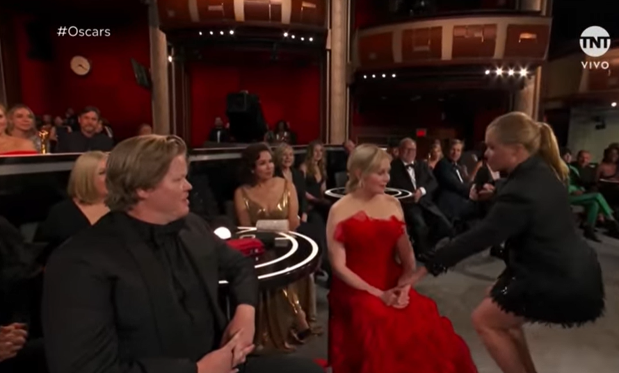 Voditeljica Oscara pravila se da ne poznaje glumicu pa ju digla sa stolice i upucavala se mužu