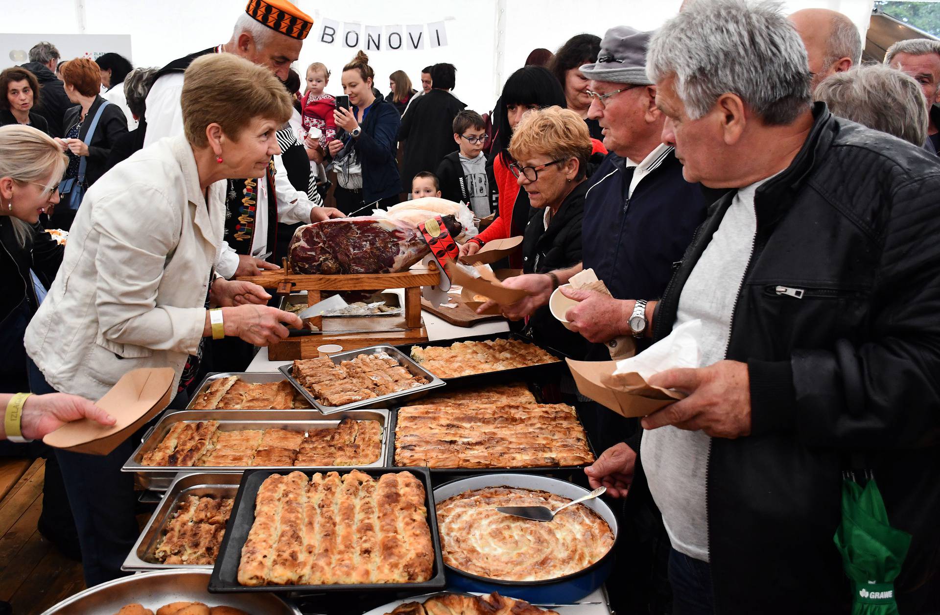 Kod Požege stol dug preko 500 metara sa stotinama kilograma hrane, ispekli i vola od 650 kg