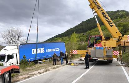 Šleper izletio kraj Čavoglava, zatvorili cestu kako bi dizalicom izvukli kamion s prikolicom