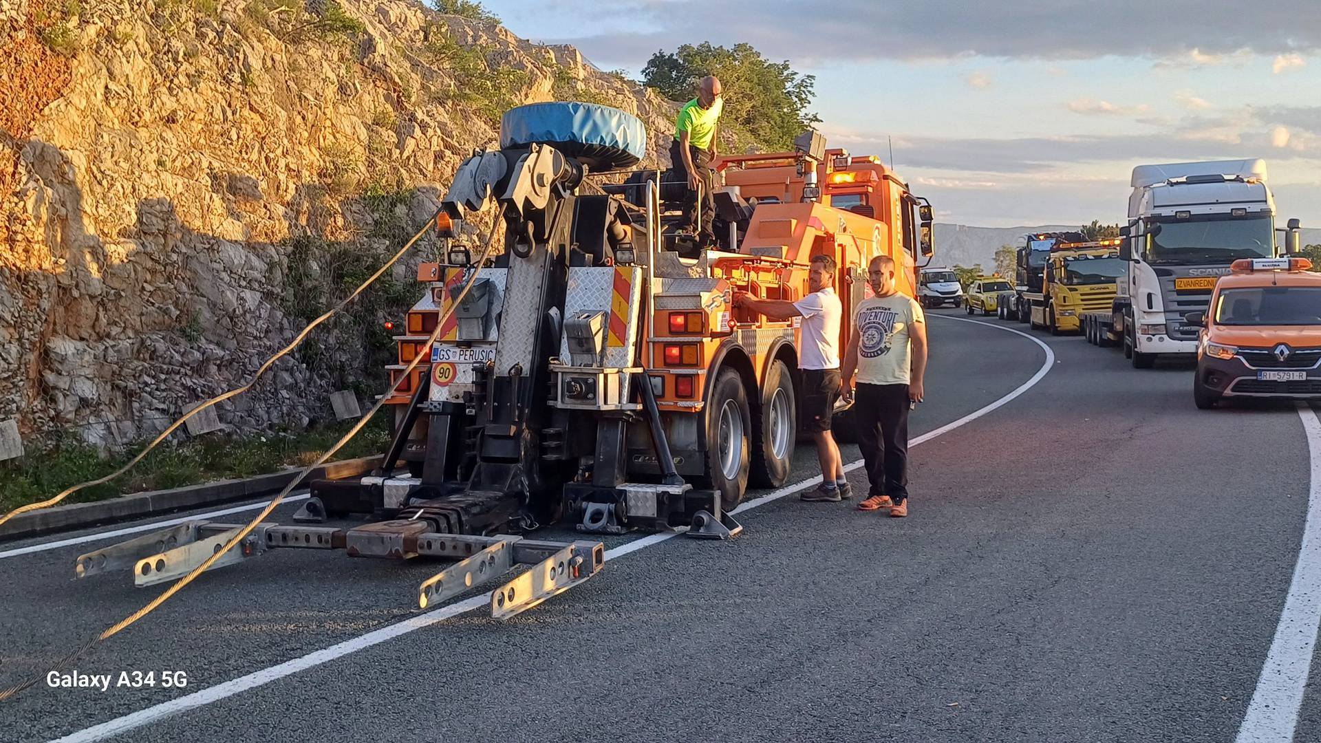 VIDEO Kamioni smrskani nakon sudara kod Klenovice, vozača helikopterom vozili u bolnicu