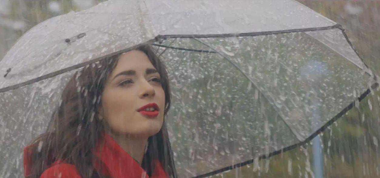 Mia Dimšić pokisla snimajući svoj  novi video uradak, 'Kiša'