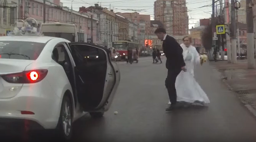 'Napucala' ga usred ulice: U vjenčanici ga istukla buketom
