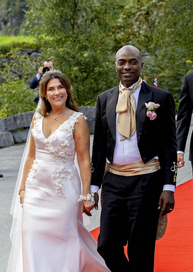 Bridal couple princess Märtha Louise and Mr. Durek Verrett greet the crowd
