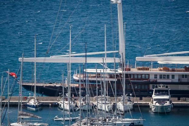 U Marini Kaštela već danima su privezane luksuzne jahte Jeffa Bezosa