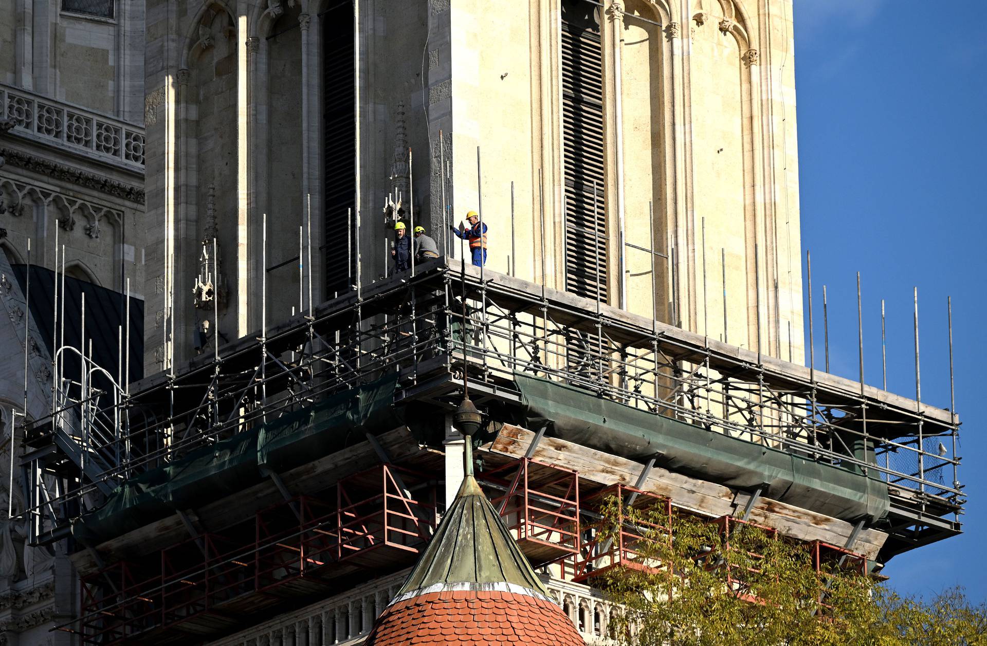 Zagreb: Skidanje skela s katedrale