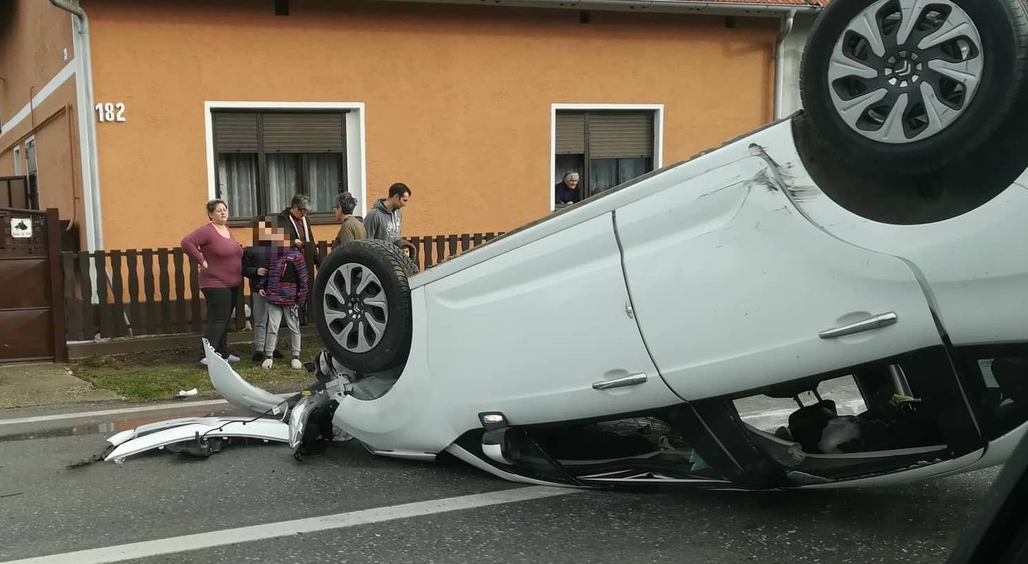 Nesreća u Podravini: Nasred ceste auto je završio na krovu