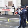 FOTO Aktivisti blokirali ulaz u MVEP, odvela ih interventna: 'Plenki, Plenki, gdje se kriješ?'