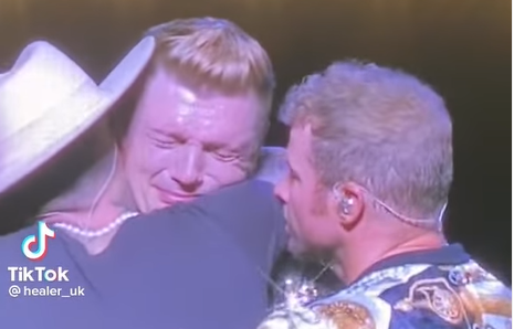 VIDEO Nick iz Backstreet Boysa plakao na koncertu zbog smrti brata, članovi benda ga tješili