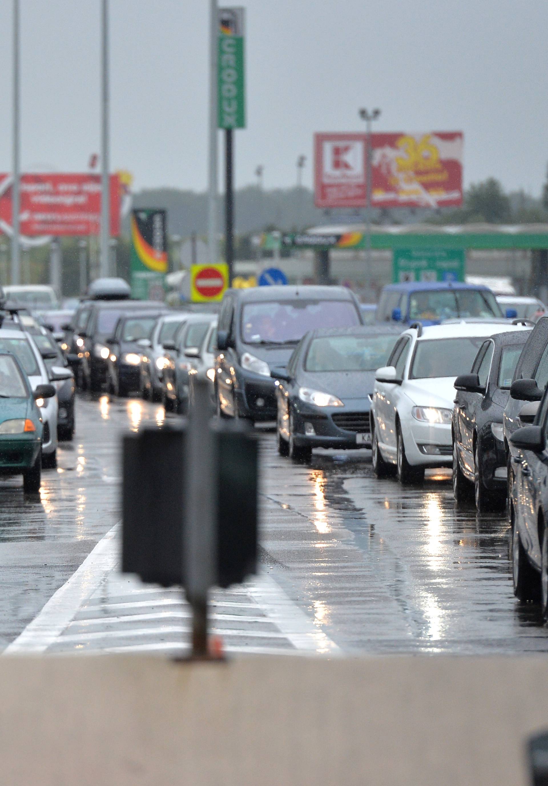 Kolona prema Splitu je 11 km, Paški most otvoren za promet