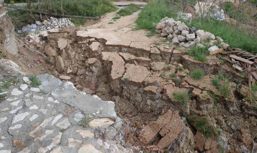 Panika u Brelima: Odronilo se brdo, jedna obitelj evakuirana