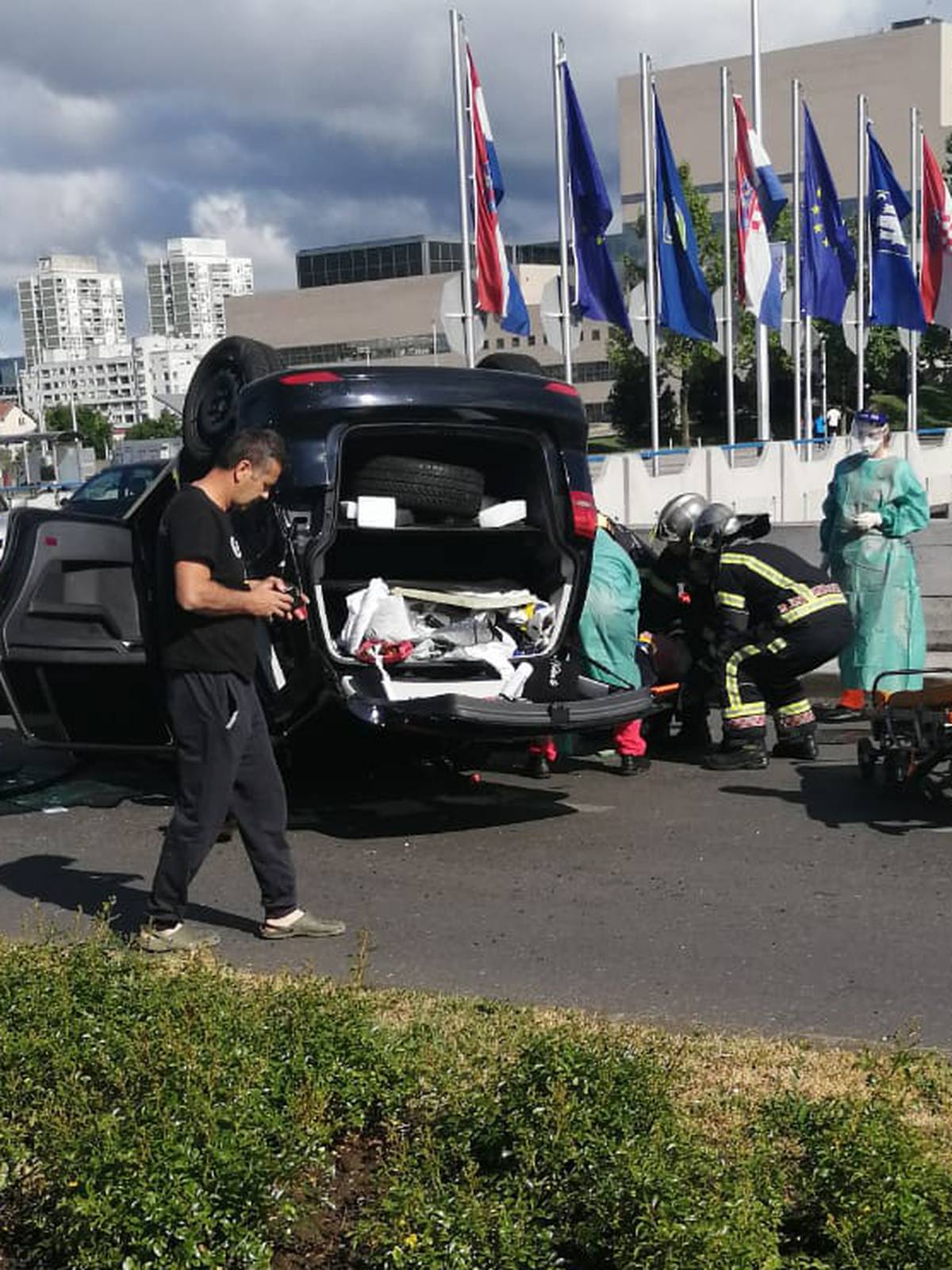 Teška nesreća u Zagrebu: Auto na krovu, troje ljudi ozlijeđeno