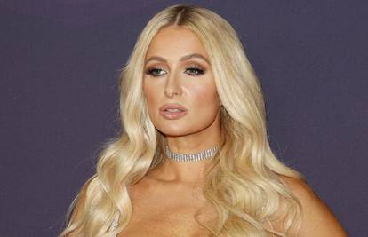 Potpuno gola ispred bora! Paris Hilton se prekrila tek mašnom: 'Sad si mama, zašto ovo radiš?'