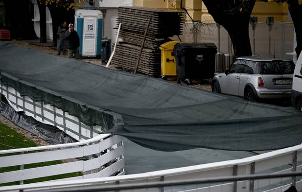 Zagreb: Priprema se ledeni park na Zrinjevcu i postavljaju se adventske kućice