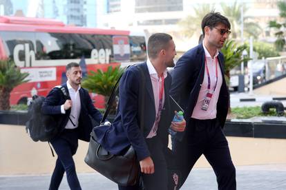 Stigli u Dohu: Igrači hrvatske nogometne reprezentacije u sjajnom raspoloženju ispred hotela Hilton 
