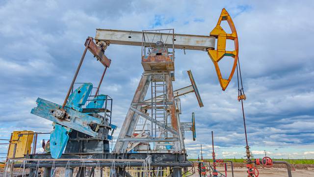 Članice IEA-e šalju na tržište 120 milijuna barela nafte iz rezervi