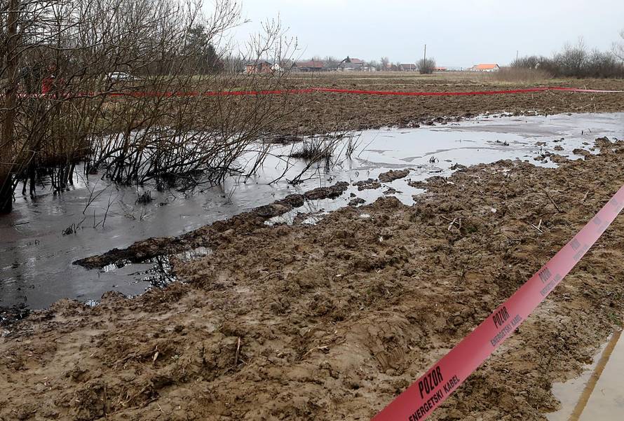 Ježevo: Iz tla počela izbijati nafta, poslan tim za hitne intervencije